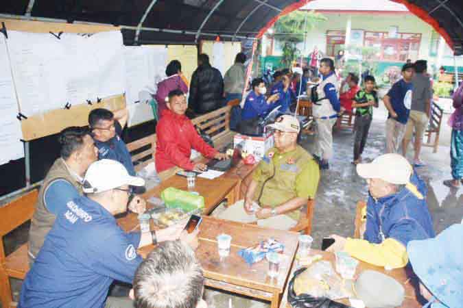 DAPUR UMUM— Kepala Dinsos Agam, Yunilson saat meninjau dapur umum yang didirikan untuk warga terdampak bencana alam.