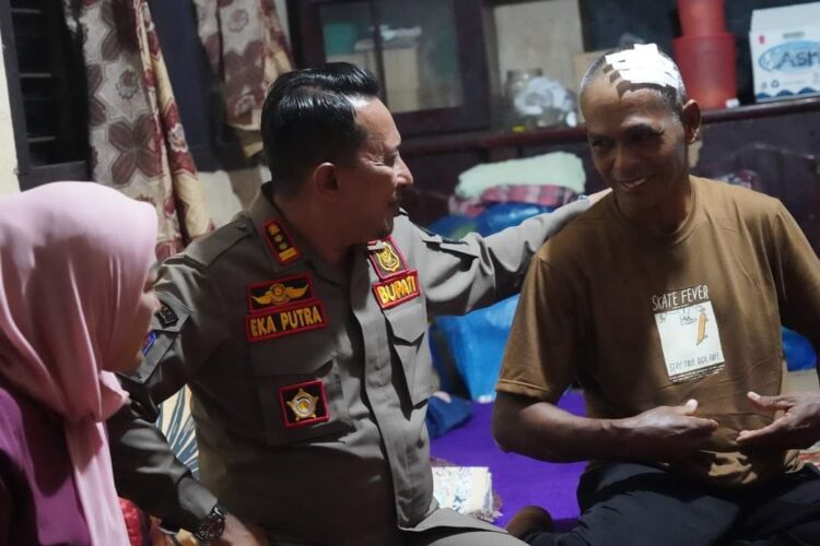 Pencarian Korban Terus Dilakukan, Jika Tak Kunjung Ditemukan, Keluarga Diharapkan Ikhlas 1 KUNJUNGI KORBAN— Bupati Tanah Datar Eka Putra berdialog dengan salah seorang korban selamat di Posko Bencana, di Nagari Parambahan, Minggu (26/5).