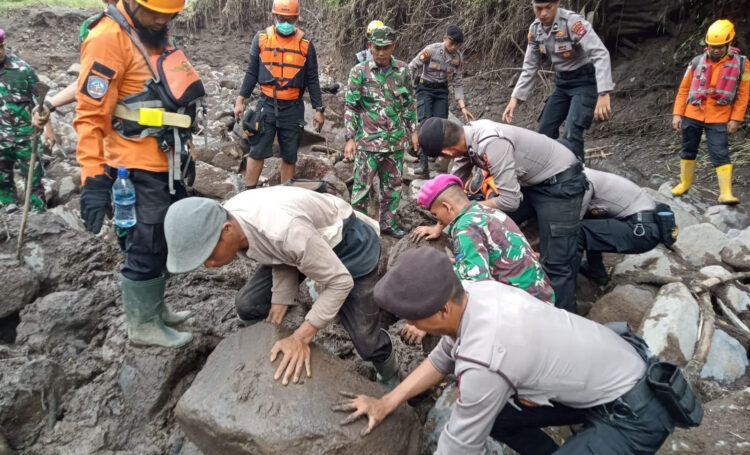 Pencarian 14 Korban Banjir Bandang Lahar Dingin Dilanjutkan 1 PENCARIAN— Tim SAR gabungan melakukan pencarian terhadap
korban banjir bandang lahar dingin yang hilang.