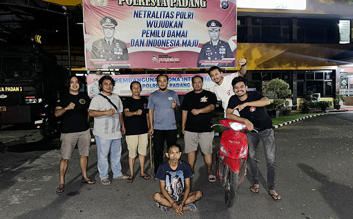 PENCURI— Pelaku Asman Putra (43) yang terlibat kasus pencurian sepeda motor ditangkap Tim Klewang Polresta Padang.