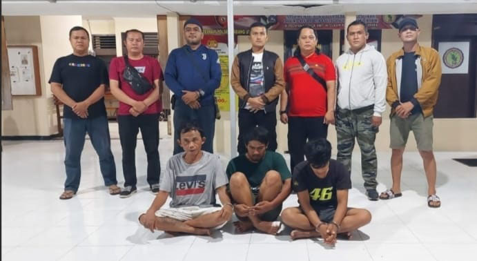 3 Pengedar dan Pemakai Sabu Diciduk 1 SABU— Pengedar dan pemakai sabu ditangkap jajaran Polsek Padang Utara.