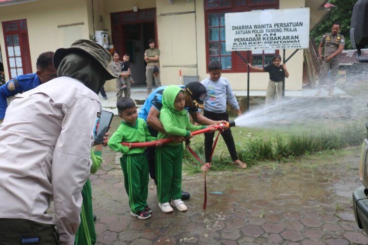 Pengetahuan Proses Pemadaman Api, Anak-anak TK Kunjungi Markas Pemadam 1 Pengetahuan Proses Pemadaman Api