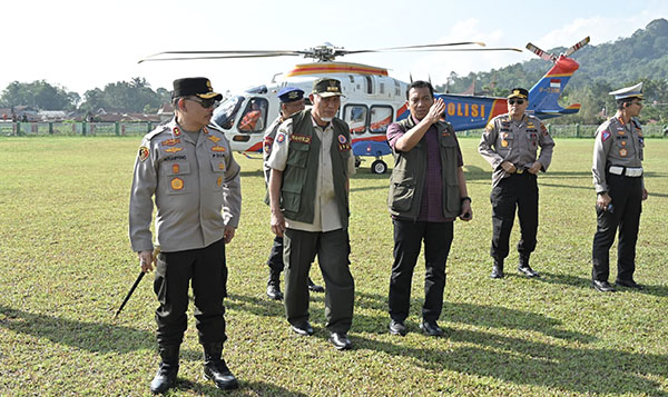 Jelang Kunjungan Presiden ke Sumbar, Forkopimda bersama Pangdam Lakukan Peninjauan Lapangan 1 PENINJAUAN— Gubernur Sumbar, Mahyeldi Ansharullah bersama Kapolda Irjen Pol Suharyono mendampingi Pangdam I/Bukit Barisan, Mayjen TNI Mochammad Hasan Hasibuan melakukan peninjauan lapangan.
