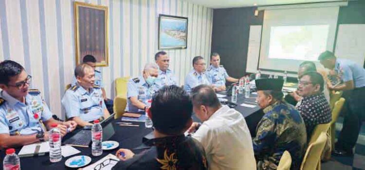 Rembuk Bupati Agam dan Tim Mediasi Nasional, Bahas Penyelesaian Masalah Eks Lapangan Gadut 1 DISKUSI— Bupati Agam Andri Warman melakukan pertemuan dengan tim mediasi nasional membahas dan mecari solusi penyelesaian persoalan ex Lapangan Terbang Gadut.