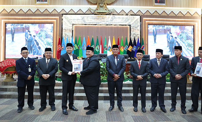 12 Kali Berturut-turut, Pemprov Sumbar kembali Raih Opini WTP dari BPK RI 1 OPINI WTP— Penyerahan Opini WTP hasil LKPD BPK RI oleh Auditor Utama Keuangan Negara V BPK RI, Dr. Slamet Kurniawan kepada Wagub Sumbar, Audy Joinaldy disaksikan Ketua DPRD Sumbar, Supardi, Wakil Ketua serta Sekdaprov Sumbar, Hansastri, Raflis, Senin (20/5) saat Sidang Paripurna DPRD Sumbar.