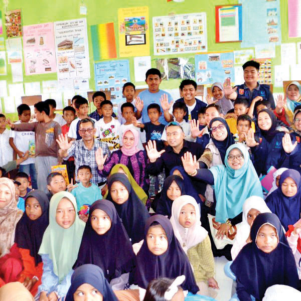 Perbaiki Psikologi Anak Korban Banjir Bandang, Disdalduk KB PP dan PA Agam Gelar Trauma Healing 1 TRAUMA HEALING— Disdalduk KB PP dan PA Kabupaten Agam menggelar trauma healing di beberapa posko pengungsian korban bencana tanah longsor dan banjir bandang.