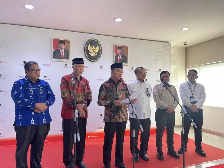 PENANGANAN PASCABENCANA— BupatiPadangpariaman Suhatri Bur bersama Menko PMK Muhajir Effendy dan Gubernur Mahyeldi, usai rapat penanganan pascabencana daerah di Sumbar, di gedung utama Kementerian Koordinasi PMK.