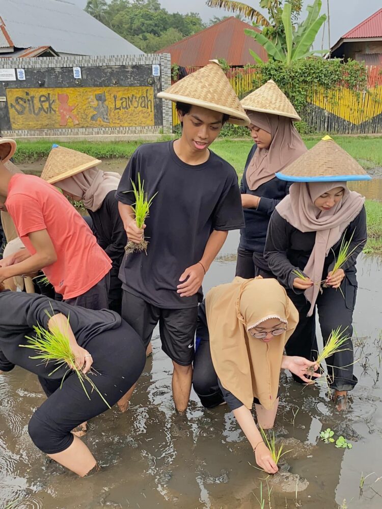 31 Mahasiswa Program PMM Unand Gelar Kegiatan di Desa Wisata Kubu Gadang 1 Pertukaran Mahasiswa Merdeka Unand Gelar Kegiatan di Desa Wisata Kubu Gadang