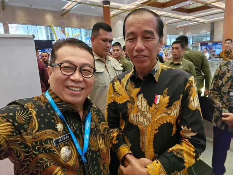 Pertumbuhan Ekonomi Payakumbuh di Atas Sumbar 1 BERSAMA— Pj. Wali Kota Payakumbuh Jasman bersama Presiden RI Jokowi Dodo