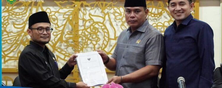 Pj Sekdako Winarno Sampaikan Nota Penjelasan Pelaksanaan APBD 2023 ke DPRD 1 SAMPAIKAN—Penjabat Sekretaris Daerah Kota (Sekdako), Dr. Winarno M.E sampaikan Nota Penjelasan Laporan Pertanggungjawaban APBD 2023 di hadapan DPRD Kota Padang Panjang.