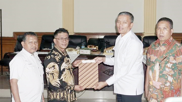 LKPJ 2023 dan Lima Ranperda Disetujui DPRD Kota Pariaman 1 Pj Wako Pariaman serahkan LKPJ kepada Ketua DPRD.