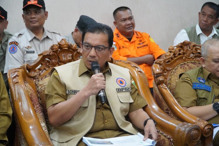 Paparkan Kondisi Pascabencana, Pj Wako: Dua Korban Jiwa, 198 Jiwa Diungsikan 1 LAPORKAN SITUASI— Pj Wali Kota, Sonny Budaya Putra, laporkan situasi kini pada Kepala BNPB, Letjen TNI Suharyanto, di BIM Padang Pariaman, Senin (13/5).