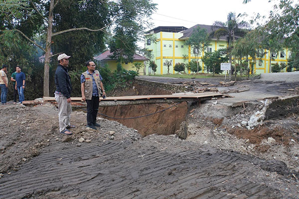 Pembangunan Jembatan di SMA N 1 Sumbar Disegerakan 1 Plh Wako Winarno Berharap Pembangunan Jembatan di SMA N 1 Sumbar Disegerakan