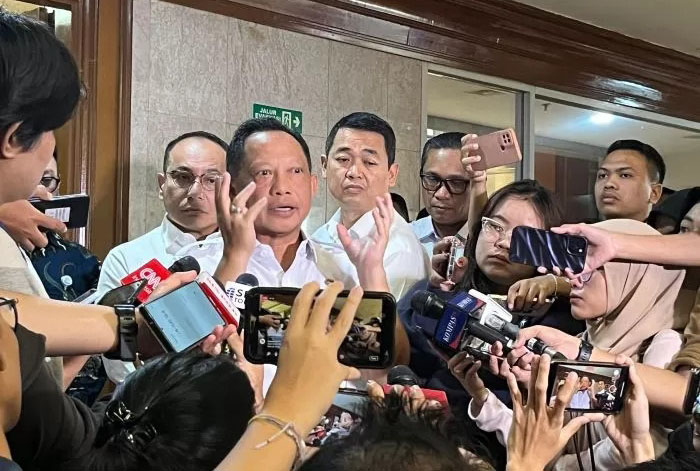 DIWAWANCARAI— Menteri Dalam Negeri (Mendagri) Tito Karnavian saat diwawancarai wartawan.