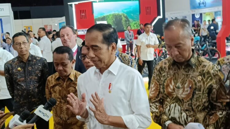 Dukung Rencana Prabowo Bentuk Presidential Club, Jokowi: Bagus, 2 Hari Sekali Pertemuan 1 MENINJAU— Presiden Joko Widodo (Jokowi) saat meninjau pameran Periklindo Electric Vehicle Show (PEVS) di JiExpo.