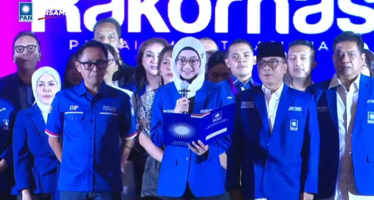 38 DPW Nyatakan Dukung Zulhas Maju Kembali Jadi Ketum PAN 1 NYATAKAN DUKUNGAN— Ketua DPW PAN Jawa Barat, Dessy Ratnasari bersama jajaran elite PAN nyatakan dukungan kepada Zulkifli Hasan untuk maju lagi sebagai ketua umum.