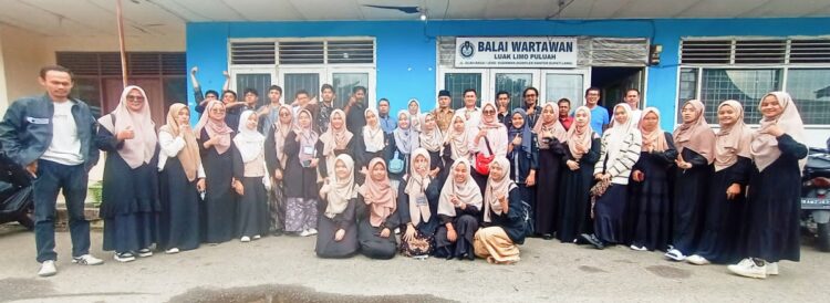FOTO BERSAMA— Para siswa/i MTI Canduang yang melakukan study lapangan ke-BW Luak Limo Puluah foto bersama.