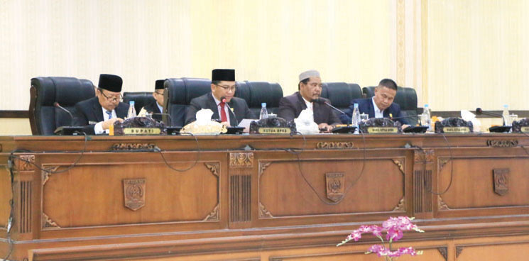 Laporan Pertanggungjawaban Pelaksanaan APBD TA 2023, Target Pendapatan Daerah Terealisasi 93,31 Persen 1 SIDANG PARIPURNA— Pimpinan Sidang Paripurna DPRD Agam dengan agenda Nota Pengantar Bupati Agam terhadap Ranperda Kabupaten Agam tentang Pertanggungjawaban pelaksanaan APBD tahun anggaran 2023, Selasa (28/5).