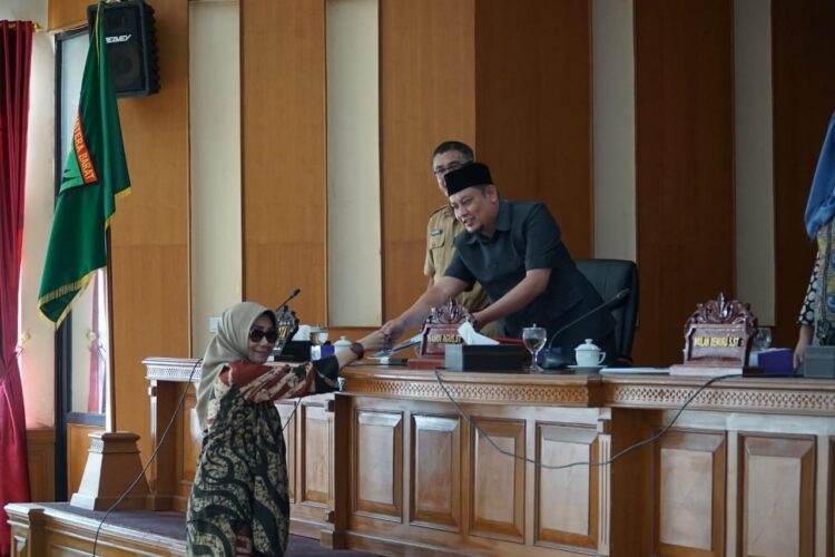 PANDANGAN UMUM— Ketua DPRD Kota Payakumbuh didampingi Sekda menerima pandangan umum fraksi-fraksi