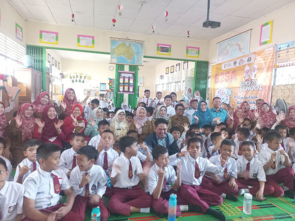 Dinas Pangan Provinsi Gelar B2SA Go to School, Sekda Ambun Kadri Harapkan Guru Perhatikan Jajan Anak 1 Ratusan siswa SD 19 Santur berserta guru dan tim Dinas Propinsi serta Sekda Sawahlunto mengabadikan momen penuh semangat dalam B2SA Go to School