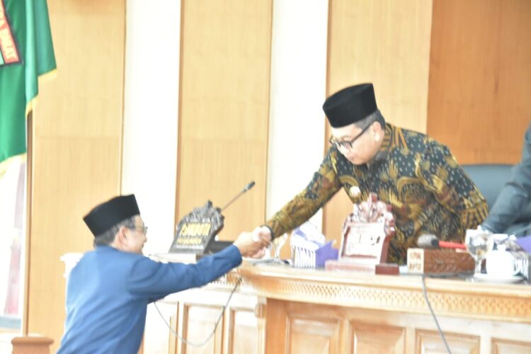 Pada Tahun 2023, Realisasi Belanja Pemko Payakumbuh Capai 90,72 Persen 1 RAPAT—Pj.Wali Kota Payakumbuh, Jasman saat rapat paripurna penetapan ranperda pertanggungjawaban APBD Kota Payakumbuh tahun 2023 menjadi perda.