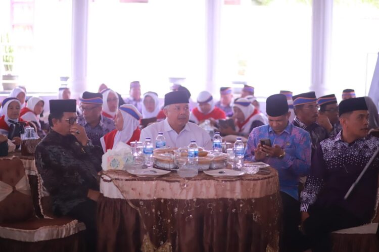 Wako Solok Zul Elfian Umar, Lepas Keberangkatan 136 CJH Kota Solok Tahun 2024 1 PELEPASAN JAMAAH HAJI— Wali Kota Solok, Zul Elfian Umar secara resmi melepas keberangkatan 136 Orang Calon Jama’ah Haji Kota Solok Tahun 1445 H/2024 M Kloter 13,14, dan 17 Di Balairung 99 Rumah Dinas Wako, Rabu (22/5).