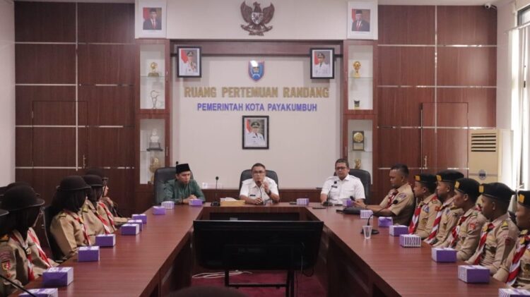 Rida Ananda Lepas Peserta Jambore Demokrasi 1 BERSAMA— Sekdako Payakumbuh Rida Ananda bersama Ketua KPU melepas peserta jambore demokrasi.