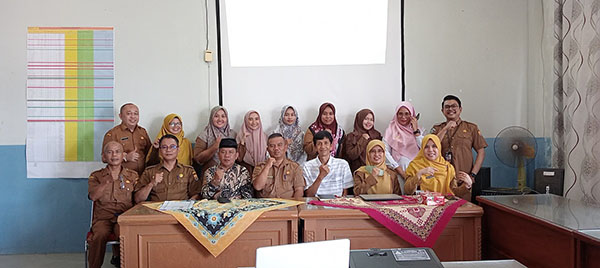 RSUD dr Sadikin Kota Pariaman Gelar Forum Konsultasi Publik (FKP) 1 FOTO BERSAMA— Direktur RSUD dr Sadikin Kota Pariaman, dr Anung Respati usai kiegiatan foto bersama.