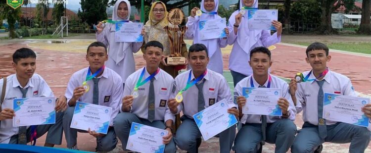 BAWA 9 MEDALI— SMA Negeri meraih juara umum pada Olimpiade Olahraga Siswa Nasional (O2SN) 2024 Tingkat Kota Padang Panjang, berhasil membawa 9 medali.