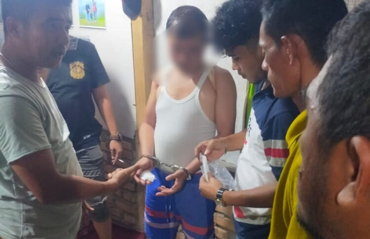 Jual Sabu, Pengedar asal Riau Diciduk di Agam 1 SABU— Pelaku YY (35) yang diduga pengedar sabu asal Riau ditangkap jajaran Satresnarkoba Polres Agam.