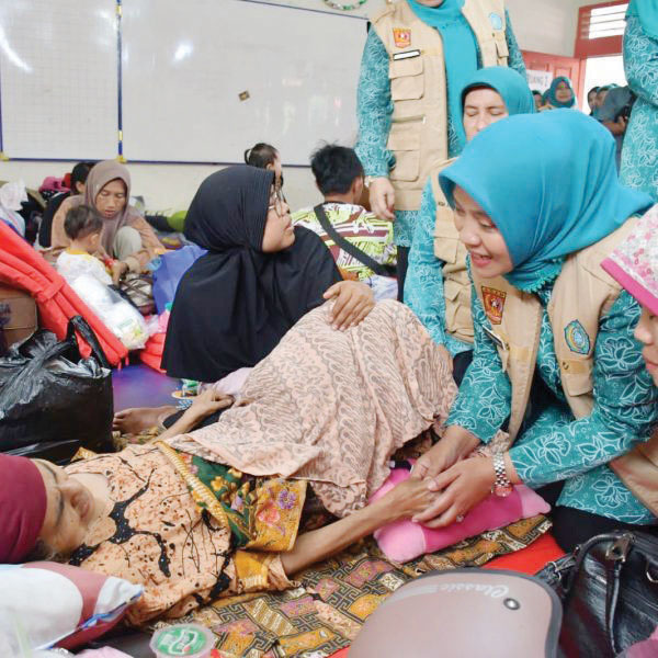 TP PKK Agam Tinjau Lokasi Bencana dan Salurkan Bantuan 1 TINJAU PENGUNGSIAN— Ketua TP PKK Kabupaten Agam, Ny Yenni Andri Warman menyambangi pengungsian warga terdampak banjir bandang di SDN 08 Kubang Duo Koto Panjang, Nagari Bukik Batabuah, Senin (20/5).