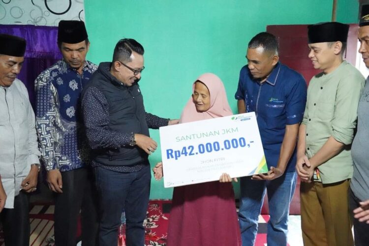 TERIMA SANTUNAN— Ahli waris menerima santunan BPJS Kesehatan yang diserahkan Bupati Eka Putra.