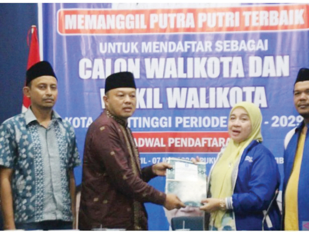 Pilkada Bukittinggi, HTR jadi Bacalon Wako Pertama Mendaftar ke Parpol 1 DAFTAR— Heri Tito Rinaldi saat mendaftar ke DPD PAN Bukittinggi sebagai bacalon Wako Bukittinggi, diterima oleh Ketuan DPD PAN Bukittinggi, Selasa (30/4).