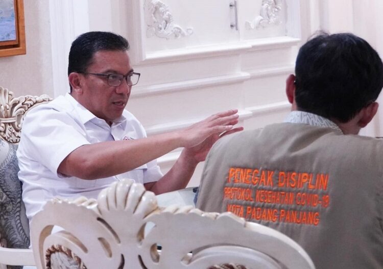 Pj Wako Sonny: Segerakan Data Final Warga Terdampak Banjir Bandang 1 PIMPIN RAPAT— Pj Wali Kota, Sonny Budaya Putra, pimpin rapat koordinasi dengan jajaran pejabat Pemko, Kamis (17/5) malam.