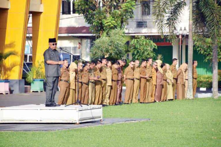 APEL GABUNGAN— Sekda Agam Edi Busti memimpin apel gabungan di halaman 
Kantor Bupati, Senin (6/5).