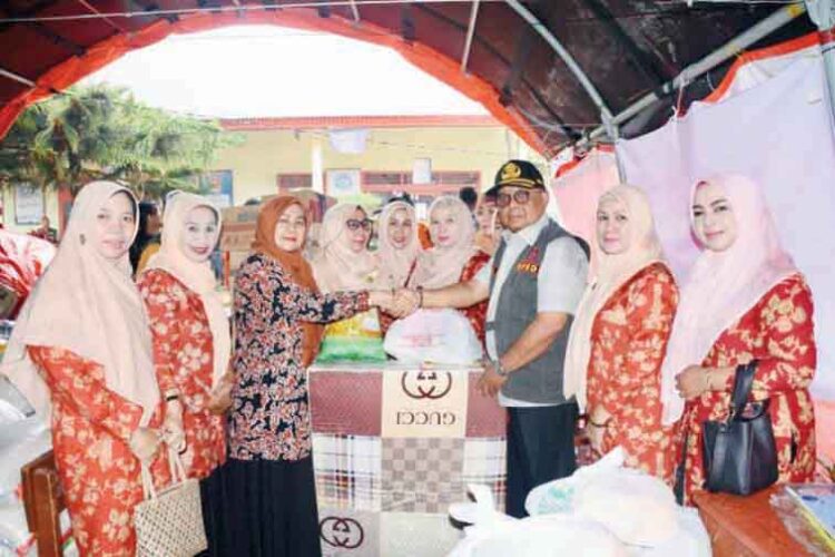 TERIMA BANTUAN— Sekretaris Daerah Kabupaten Agam, Drs. H. Edi Busti MSi, terima bantuan dari Dharma Wanita Persatuan (DWP) Bukittinggi, Kamis, (16/5).