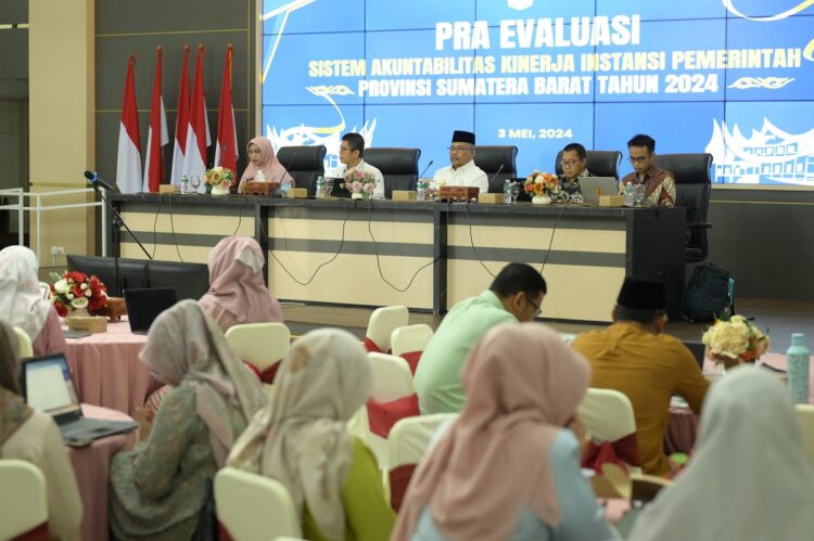 Pemprov Sumbar Bertekad Raih Indeks SAKIP Predikat A, Sekda Hansastri Minta Seluruh OPD Tingkatkan Peran 1 SAMBUTAN— Sekda Hansastri berikan sambutan saat membuka kegiatan Pra Evaluasi Sistem Akuntabilitas Kinerja Instansi Pemerintahan (SAKIP) Provinsi Sumatera Barat, Jumat (3/5) di Auditorium Istana Gubernur Sumbar.