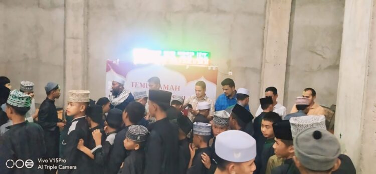 Menjaga Keharmonisan dalam Kebhinekaan, Ustaz Siddiq: Sikap Intoleran dan Terorisme Bertentangan dengan Ajaran Islam 1 TEMU RAMAH— Ustad Siddiq saat menghadiri kegiatan temu ramah dengan jamaah di Masjid Madinatul Munawwarah, Jalan Muara, Kota Padang, Minggu (5/5).