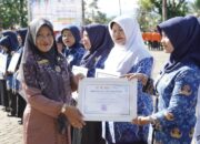 Momen Hari Pendidikan Nasional, Solsel Upacara dan Berikan Penghargaan Tenaga Pendidik