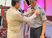 Sukses Pembentukan Peraturan Perundang-undangan, Roberia Terima Pin Emas dari Kapolri