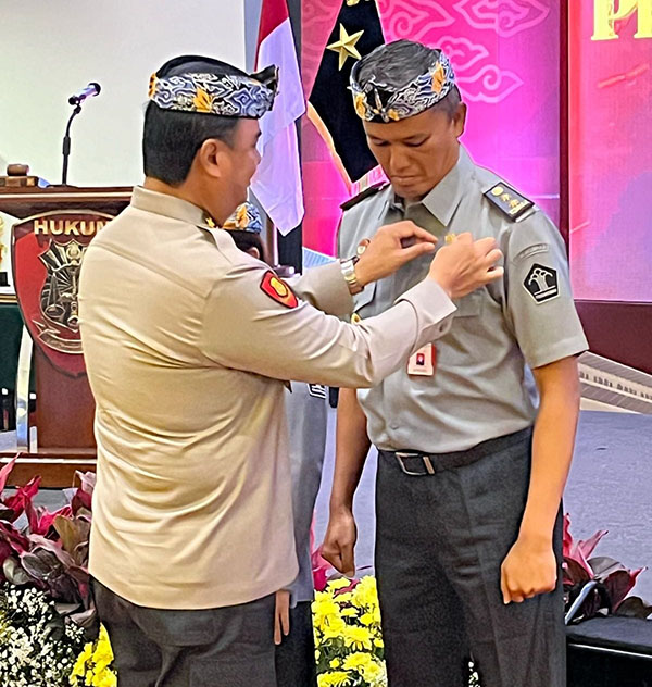 TERIMA PIN MAS—Pj Wali Kota Pariaman Roberia  saat terima pin emas.