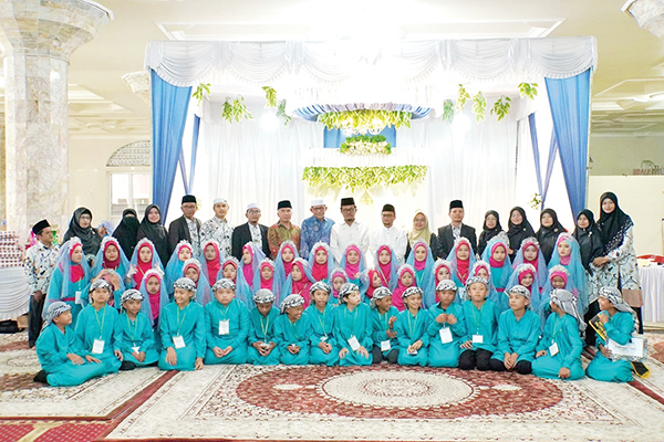 TPQ Masjid Raya Jihad Gelar Khatam Al-Quran dan Anugerah Tahfiz 1 KHATAM AL QURAN—Taman Pendidikan Al-Qur’an (TPQ) Masjid Raya Jihad, Kelurahan Balai-Balai, Kecamatan Padang Panjang Barat (PPB) gelar Khatam Al-Qur’an yang diikuti 44 santri, Sabtu (25/5) dan ditutup dengan pemberian penghargaan serta Anugerah Tahfiz, Minggu (26/5).