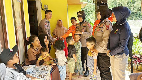 TRAUMA HEALING— Anggota kepolisian dari Polda Sumbar memberikan trauma healing kepada korban bencana di Kabupaten Agam dan Tanahdatar.
