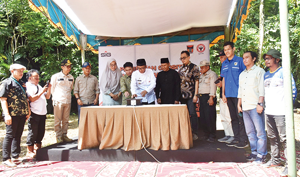 Dibangun PT Semen Padang, Gua Kelelawar Padayo Diresmikan Wako 1 GEOSITE GOA KELELAWAR— Wako Padang, Hendri Septa meresmikan destinasi wisata Geosite Goa Kelelawar Padayo di Kelurahan Indarung, Kecamatan Lubuk Kilangan, yang dibangun PT Semen Padang dengan anggaran Rp504 juta, mulai dibuka untuk umum, Minggu (12/5).