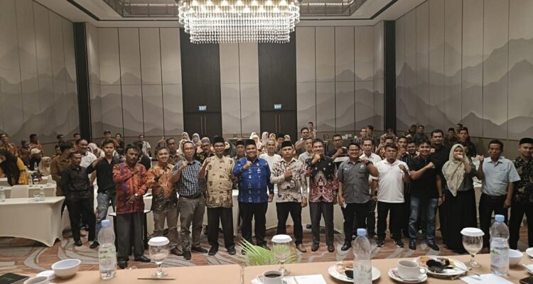 Tekan Kasus Kenakalan Remaja, Tingkatkan Peran Serta Wali Nagari Bersama Perangkat 1 BERSAMA—Bupati Padangpariaman Suhatri Bur usai acara bersama wali nagari dan perangkatnya foto bersama.