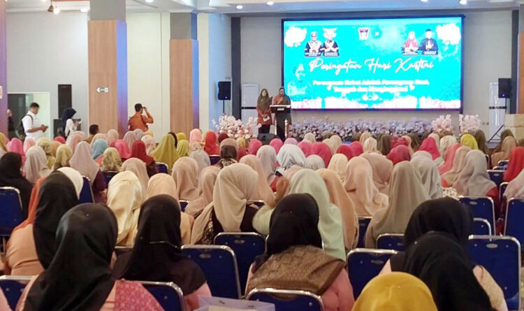 PERINGATAN HARI KARTINI— Ketua TP PKK Kota Padang Ny. Genny Hendri Septa, memberikan sambutan saat peringatan Hari Kartini Tingkat Kota Padang tahun 2024, Senin (6/5), di gedung Bagindo Aziz Chan Youth Center.