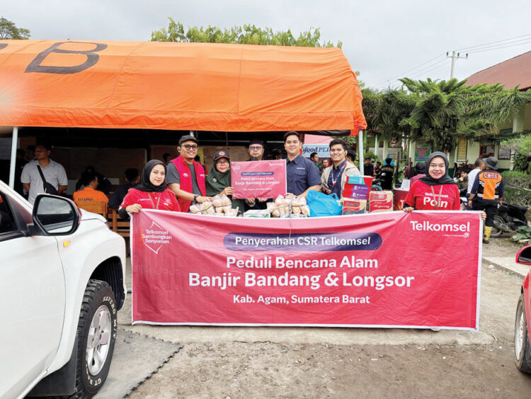 PENYERAHAN BANTUAN— Penyerahan bantuan logistik oleh perwakilan Telkomsel kepada masyarakat di Posko Siaga di Kab. Agam berupa paket makanan, selimut, obat-obatan, serta bantuan komunikasi kepada masyarakat yang terdampak banjir bandang lahar dingin yang diharapkan dapat meringankan beban masyarakat terdampak selama masa pemulihan.