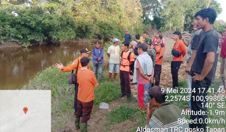 Tercebur Gegara Tali untuk Menyeberang Putus, 2 Pemuda di Nagari Lunang Hilang Tenggelam 1 PENCARIAN— Tim SAR gabungan melakukan pencarian terhadap dua pemuda yang hilang di sungai
di Nagari Nagari Lunang, Kecamatan Lunang, Kabupaten Pessel.
