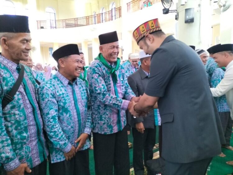Tergabung Kloter 15, 120 JCH Sijunjung akan Berangkat ke Tanah Suci 1 PELEPASAN JEMAAH— Bupati Sijunjung Benny Dwifa dan Wabup Irradattilah saat melepas keberangkatan jemaah haji ke tanah suci pada tahun 2023 lalu.