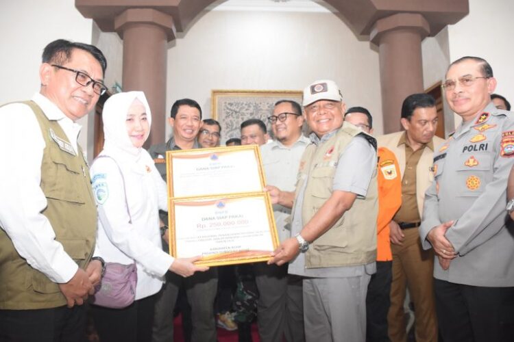 BNPB Serahkan Bantuan DSP dan Logistik, Pemkab Agam Optimalkan Normalisasi Pascabencana 1 BANTUAN DANA— Sekda Agam Edi Busti terima DSP sebesar Rp 250 juta dari Kepala BNPB Letjen TNI Suharyanto, Senin (13/5).